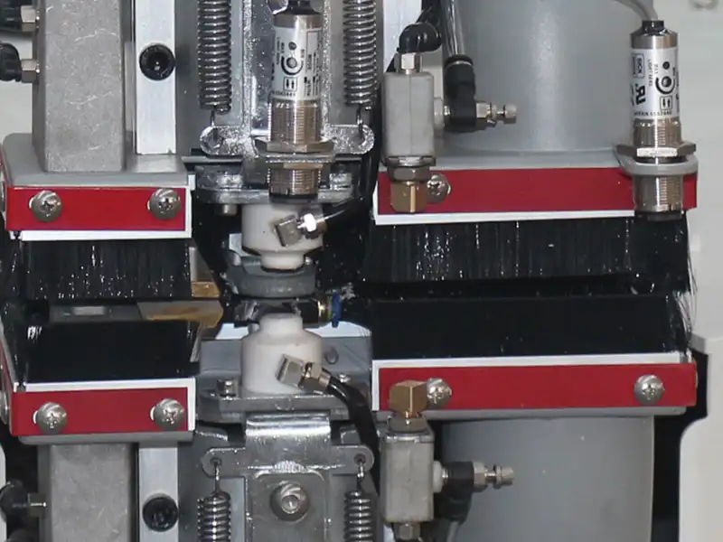 Intelligent pre-spray anti-adhesive liquid release system on the HE-370 edge bander to prevent squeeze-out glue from bonding to the board surface.